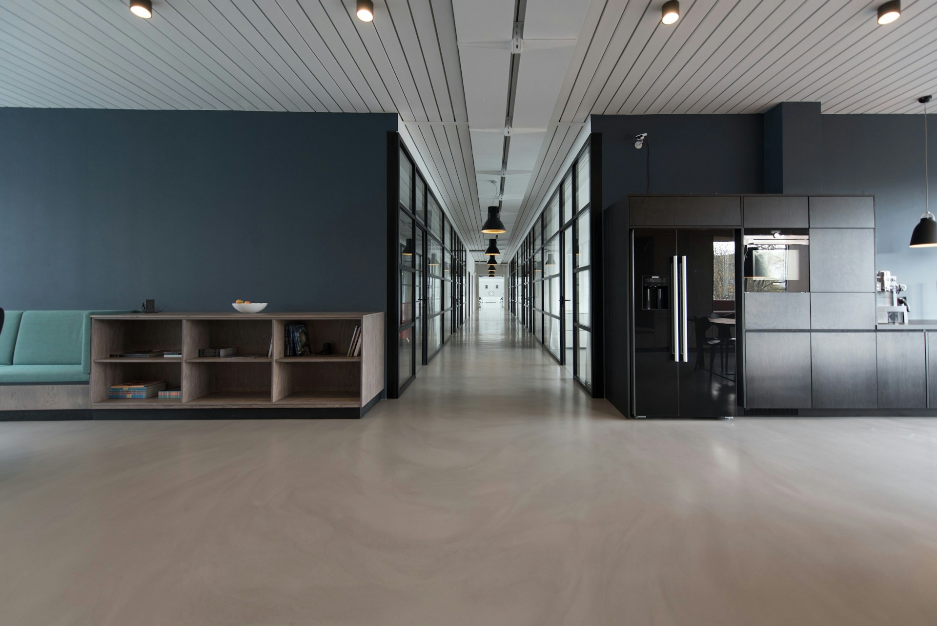 Estudio contable luminoso con mesas de trabajo ordenadas